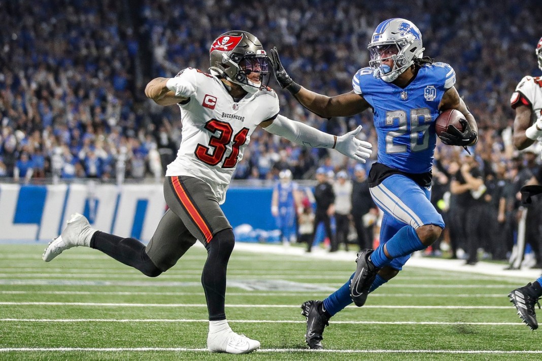 Detroit Lions running back Jahmyr Gibbs runs for a touchdown against Tampa Bay Buccaneers safety Antoine Winfield Jr.