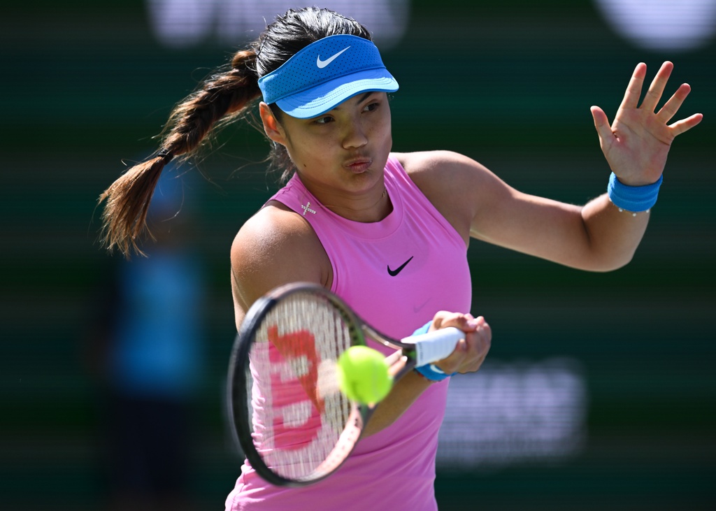 Emma Raducanu hits a forehand in a meeting with Aryna Sabalenka at Indian Wells.