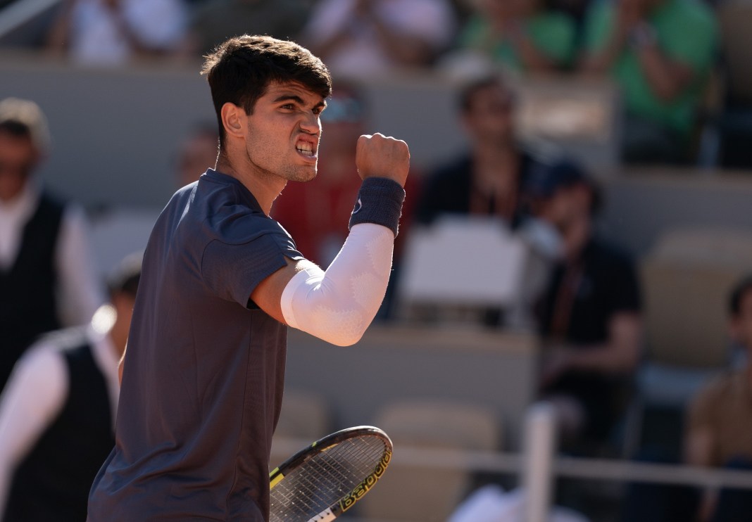 Carlos Alcaraz celebrates a big point against Jannik Sinner in the French Open semifinals.