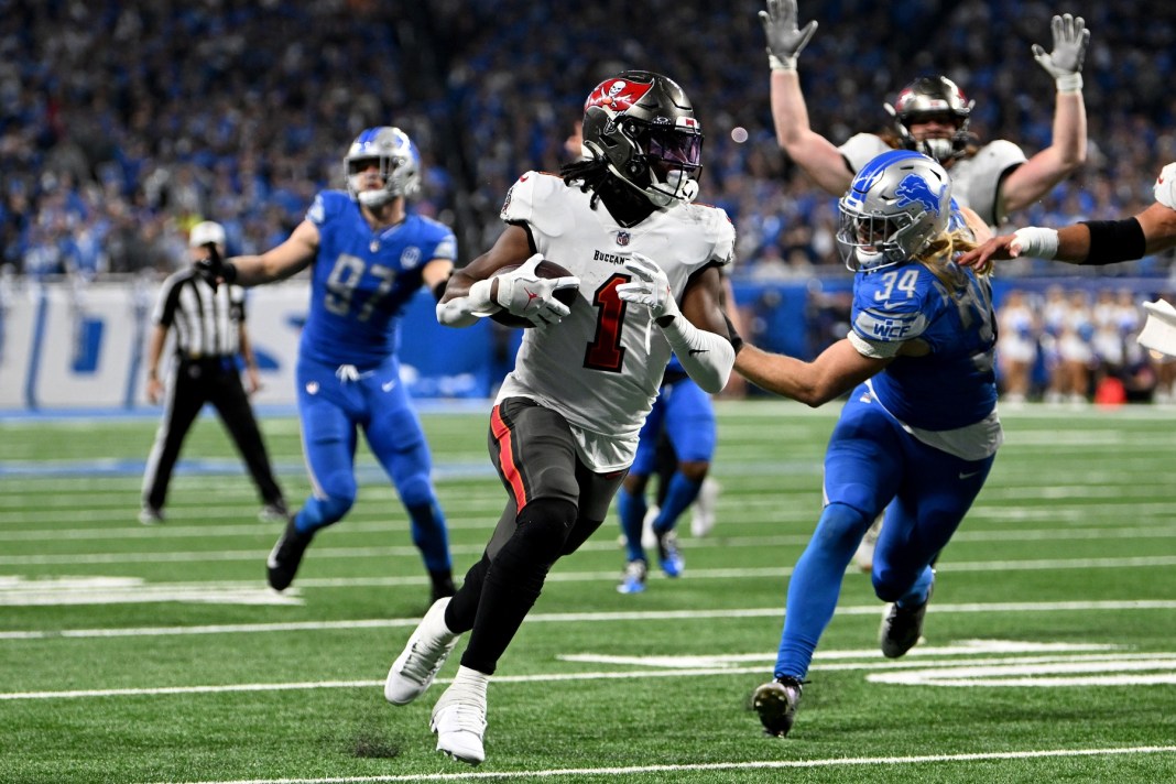 Tampa Bay Buccaneers running back Rachaad White runs with the ball for a touchdown against Detroit Lions linebacker Alex Anzalone.