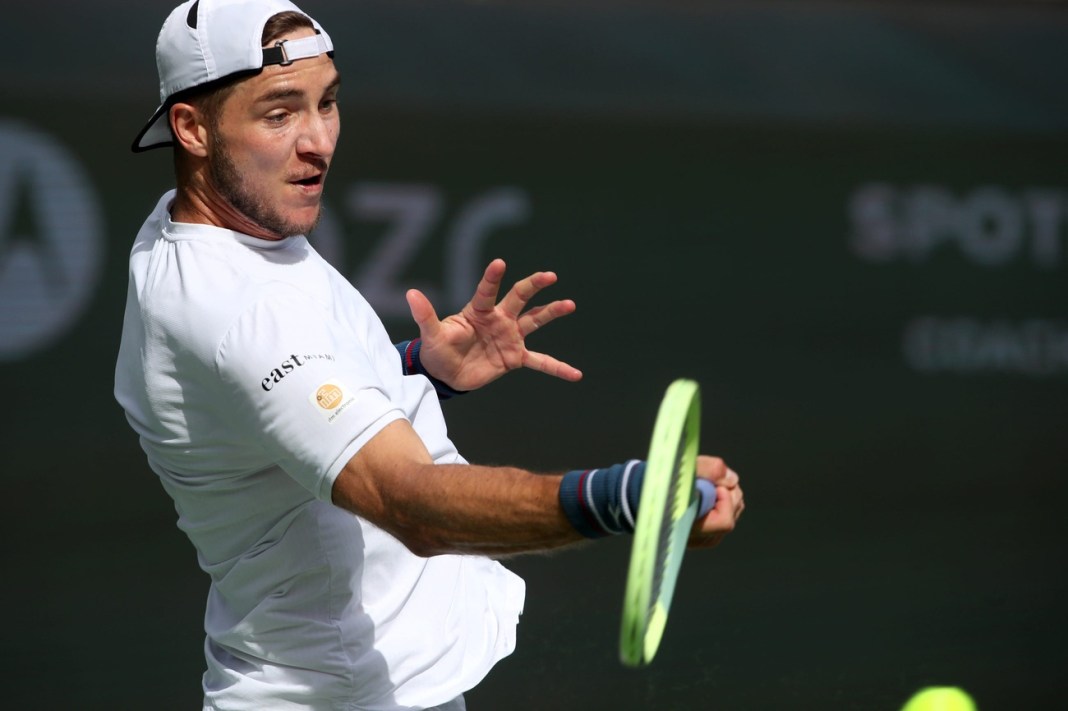 Jan-Lennard Struff hits a forehand against Jannik Sinner at Indian Wells.