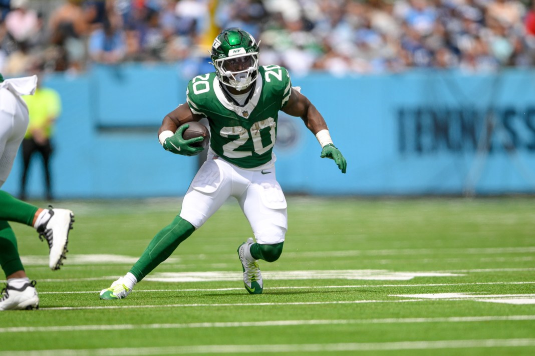 New York Jets running back Breece Hall (20) runs the ball against the Tennessee Titans during the first half at Nissan Stadium