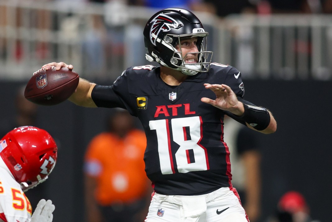 Atlanta Falcons quarterback Kirk Cousins (18) throws a pass against the Kansas City Chiefs in the fourth quarter at Mercedes-Benz Stadium