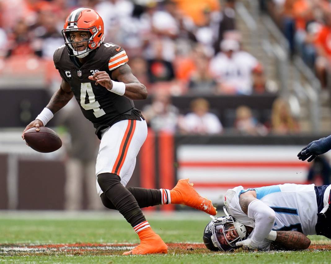 Cleveland Browns quarterback Deshaun Watson (4) escapes from Tennessee Titans safety Amani Hooker (37)