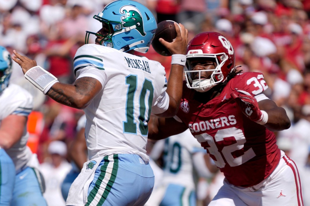 Oklahoma Sooners defensive lineman R Mason Thomas (32) pressures Tulane Green Wave quarterback Darian Mensah (10)