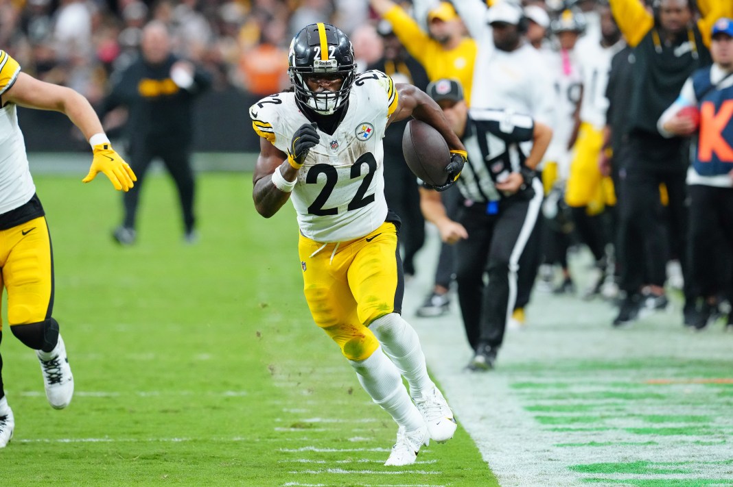 Pittsburgh Steelers running back Najee Harris (22) gains yardage down the sidelines against the Las Vegas Raiders