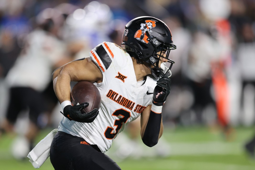 Oklahoma State Cowboys running back Sesi Vailahi (3) runs after a catch against the Brigham Young Cougars