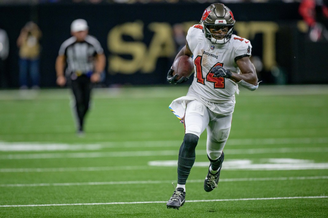 Tampa Bay Buccaneers wide receiver Chris Godwin (14) runs in for a touchdown during the third quarter against the New Orleans Saints at Caesars Superdome