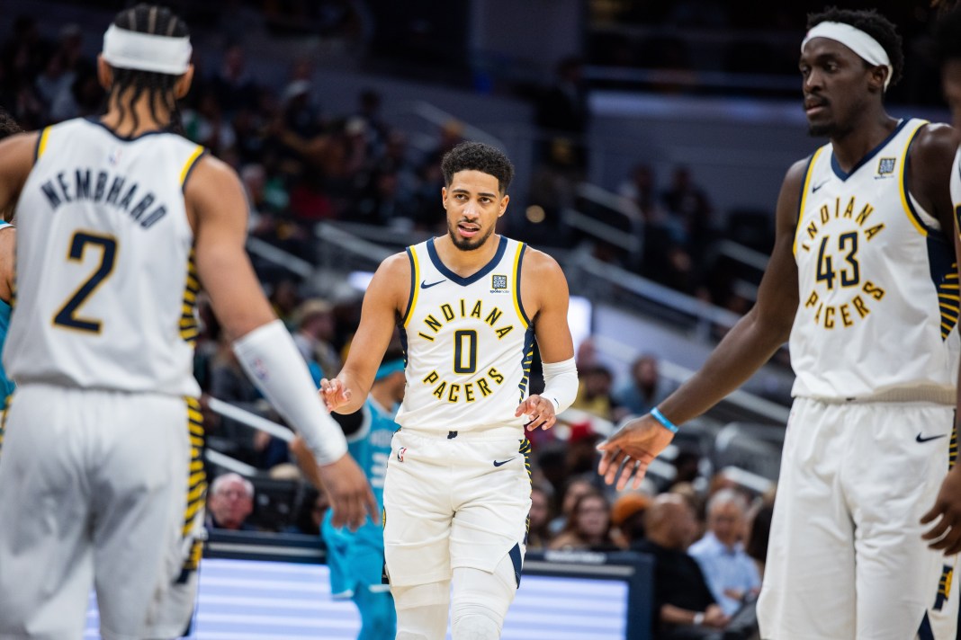 Pacers players Tyrese Haliburton, Pascal Siakam and Andrew Nembhard greet each other.