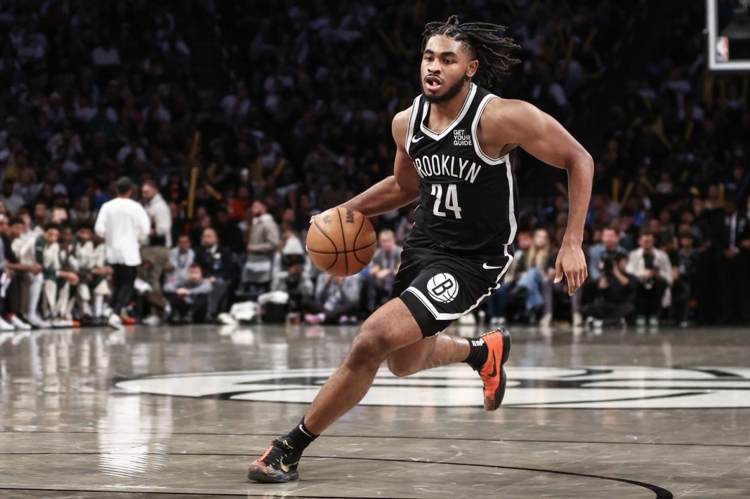 Nets guard Cam Thomas drives to the basket in a meeting with the Bucks in the 2024-25 NBA season.