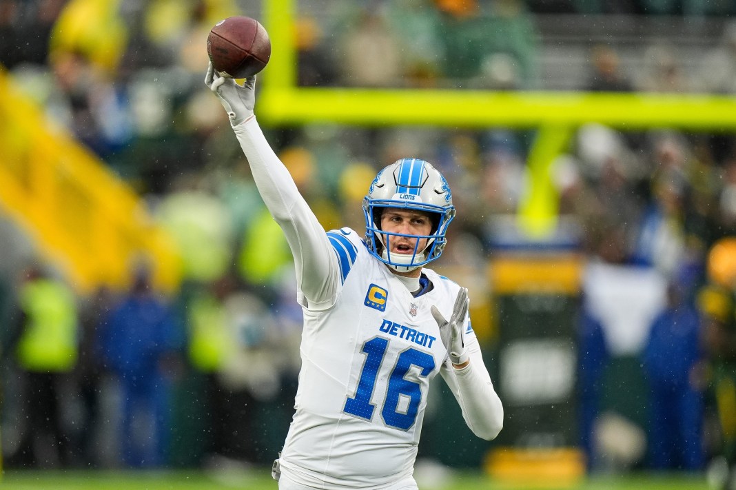 Detroit Lions quarterback Jared Goff (16) warms up before the Green Bay Packers game at Lambeau Field in Green Bay, Wis