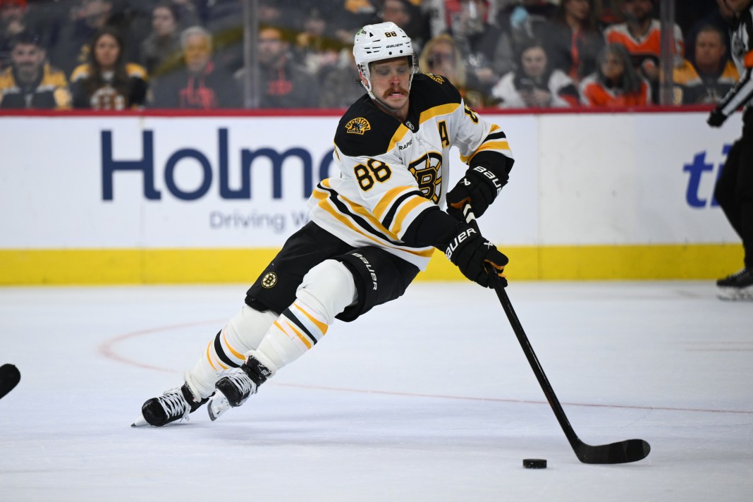 Boston Bruins right wing David Pastrnak (88) reaches for the puck against the Philadelphia Flyers in the second period at Wells Fargo Center