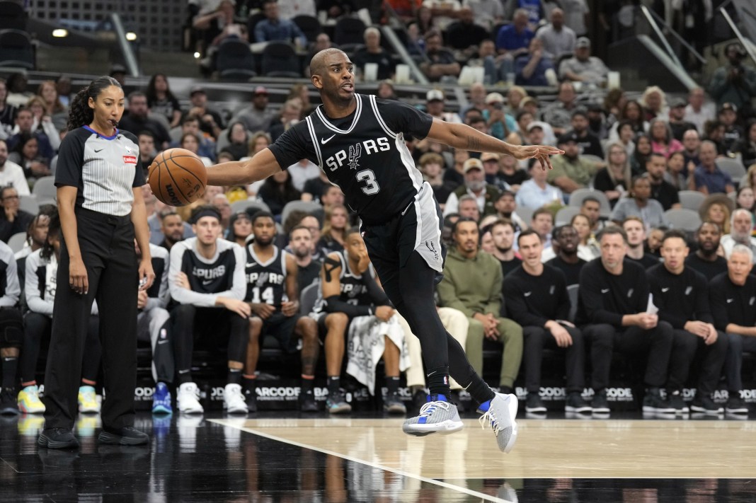 Spurs star Chris Paul tries to save a ball in a meeting with the Wizards in the 2024-25 NBA season.