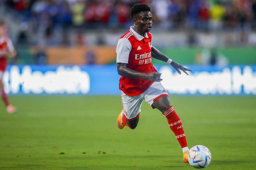 Arsenal midfielder Bukayo Saka (7) runs with the ball against Chelsea during the first half at Camping World Stadium