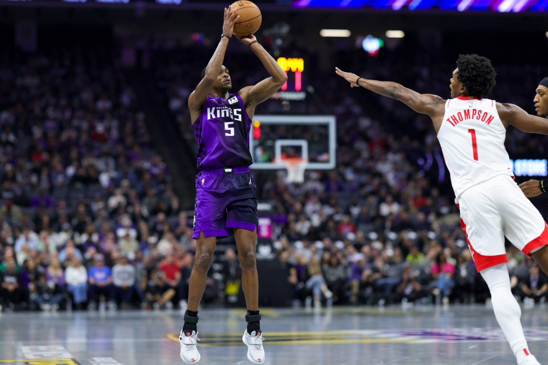 Sacramento Kings guard De'Aaron Fox shoots the ball against Houston Rockets forward Amen Thompson