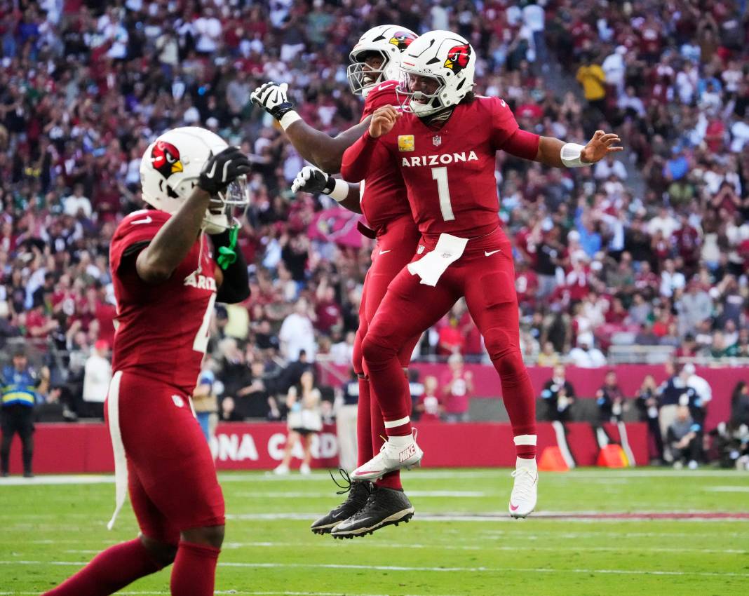 Arizona Cardinals quarterback Kyler Murray celebrates with offensive tackle Kelvin Beachum after a score against the New York Jets