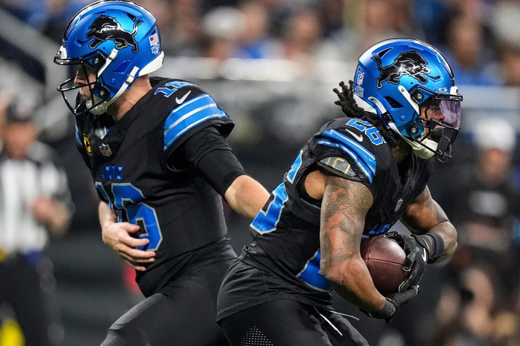 Detroit Lions quarterback Jared Goff (16) hands off the ball to running back Jahmyr Gibbs (26) during the first half at Ford Field on January 5, 2025.