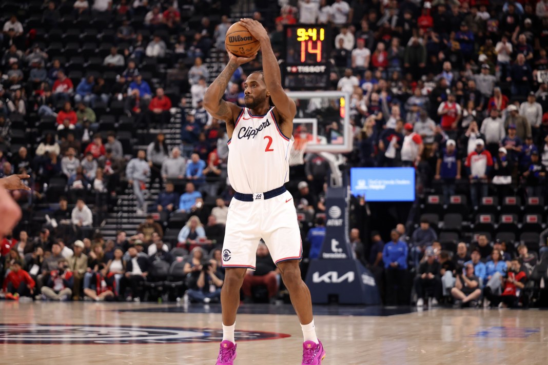 Clippers superstar Kawhi Leonard takes a jumper against the Wizards during the 2024-25 NBA season.