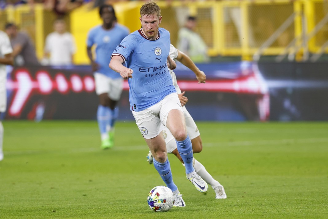 Manchester City FC midfielder Kevin De Bruyne (17) controls the ball during the second half against FC Bayern Munich at Lambeau Field on July 23, 2022.