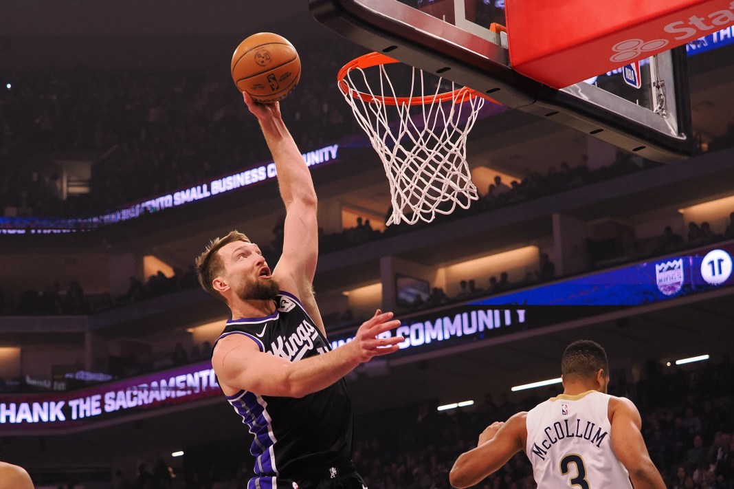 Kings big man Domantas Sabonis dunks against the Pelicans during the 2024-25 NBA season.